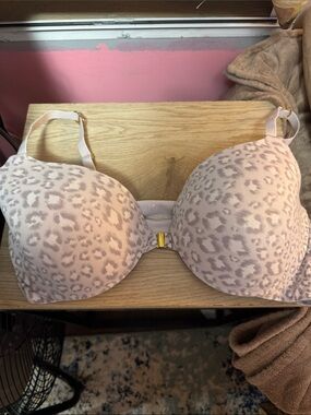 Victoria's Secret Light Gray Leopard Print T-Shirt Bra with Gold Accent